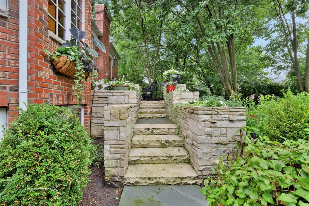 1602 Hunters Glen Drive, Wheaton, IL 60189