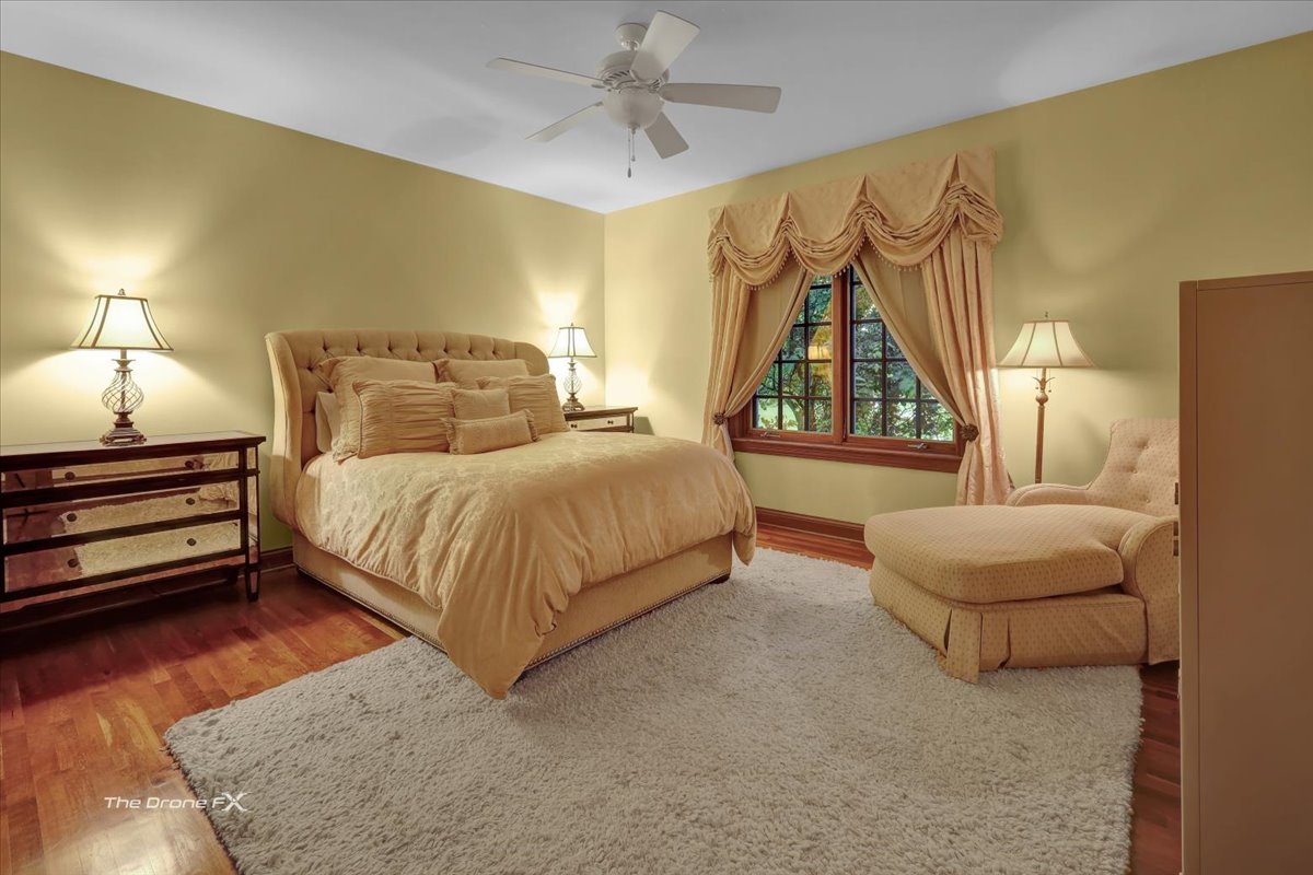1602 Hunters Glen Drive, Wheaton, IL 60189