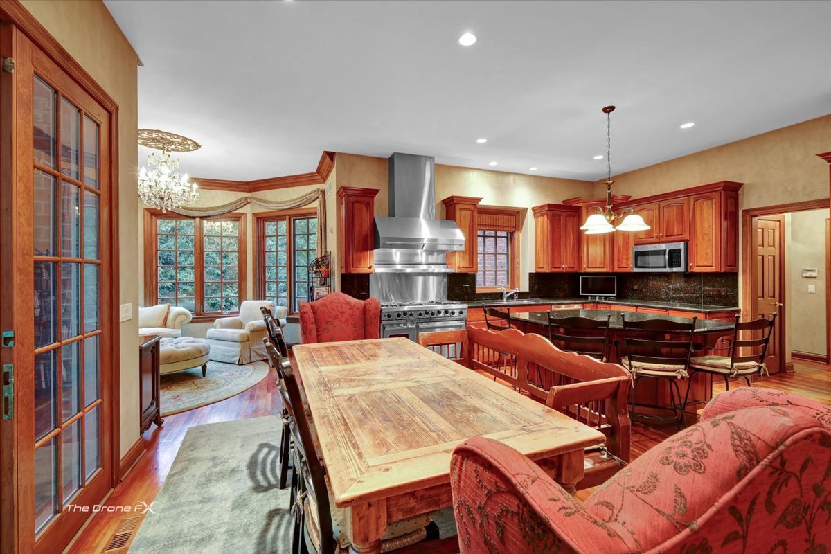 1602 Hunters Glen Drive, Wheaton, IL 60189