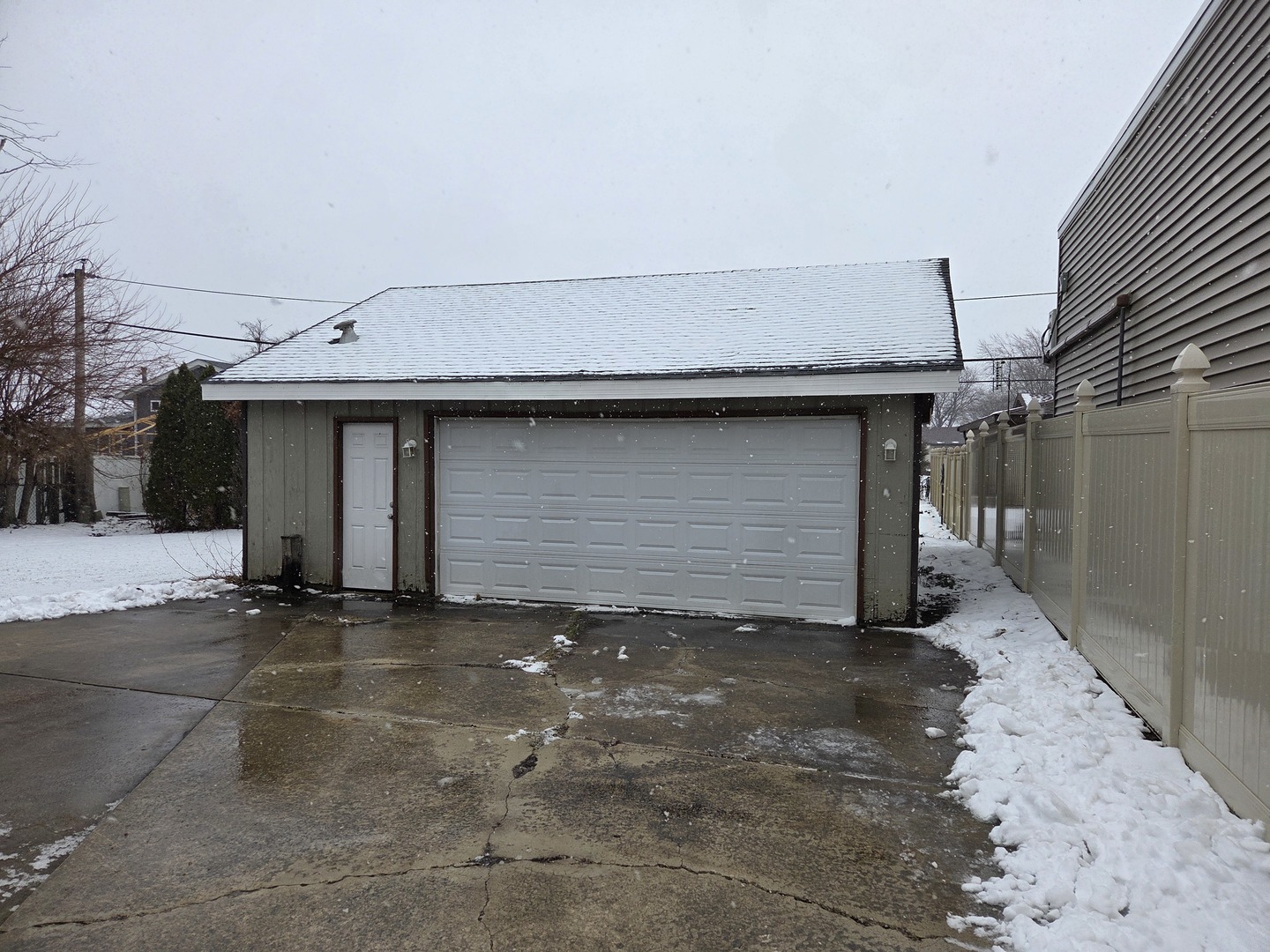 16749 Meadowdale Drive, Oak Forest, IL 60452