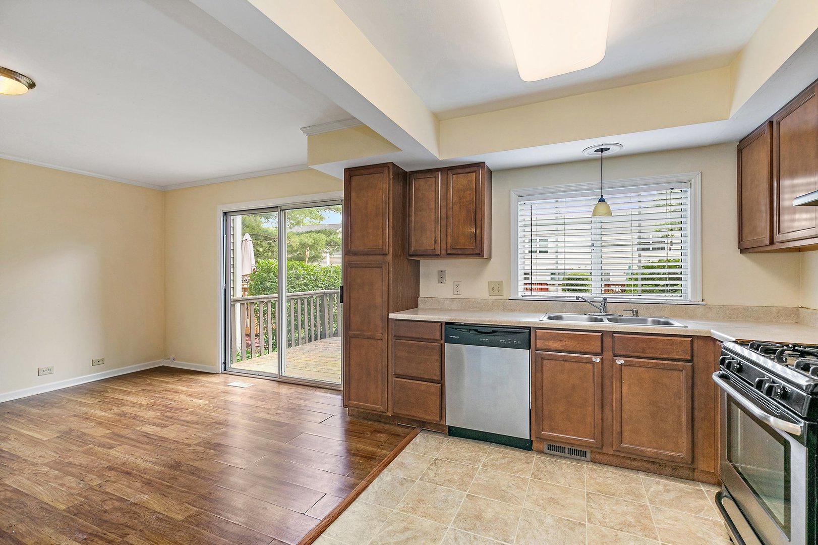 1684 College Green Drive, Elgin, IL 60123