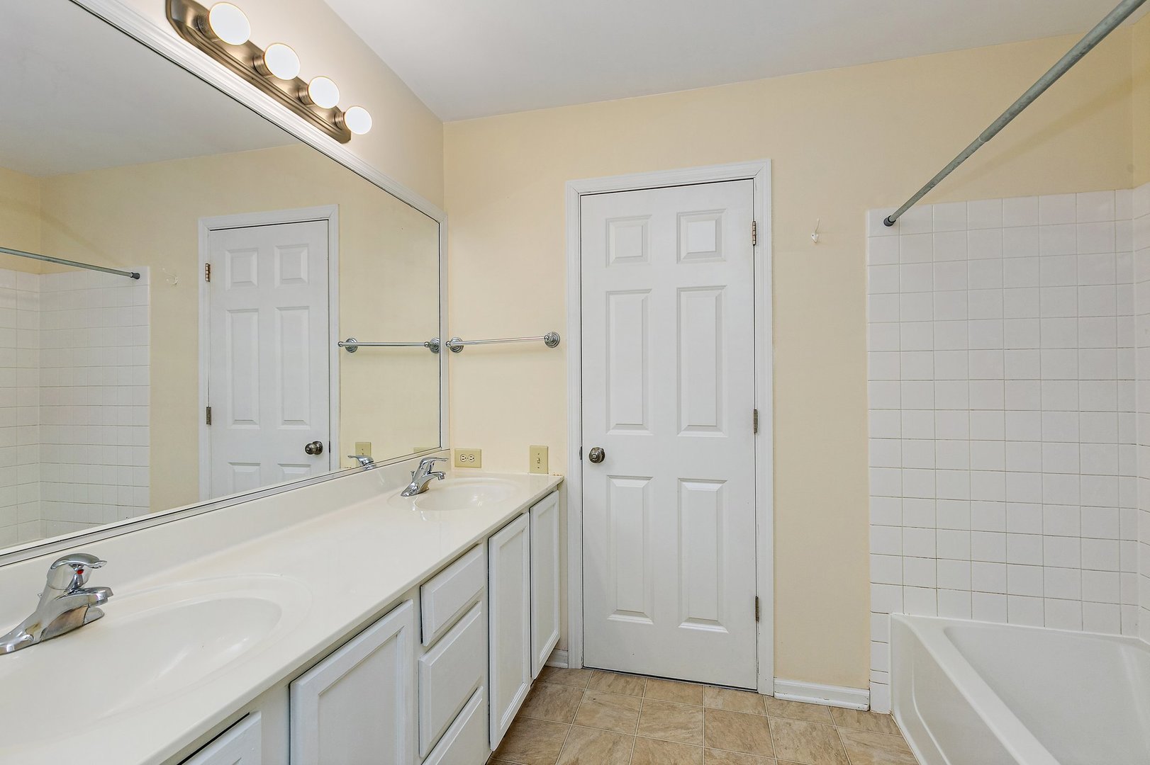 1684 College Green Drive, Elgin, IL 60123