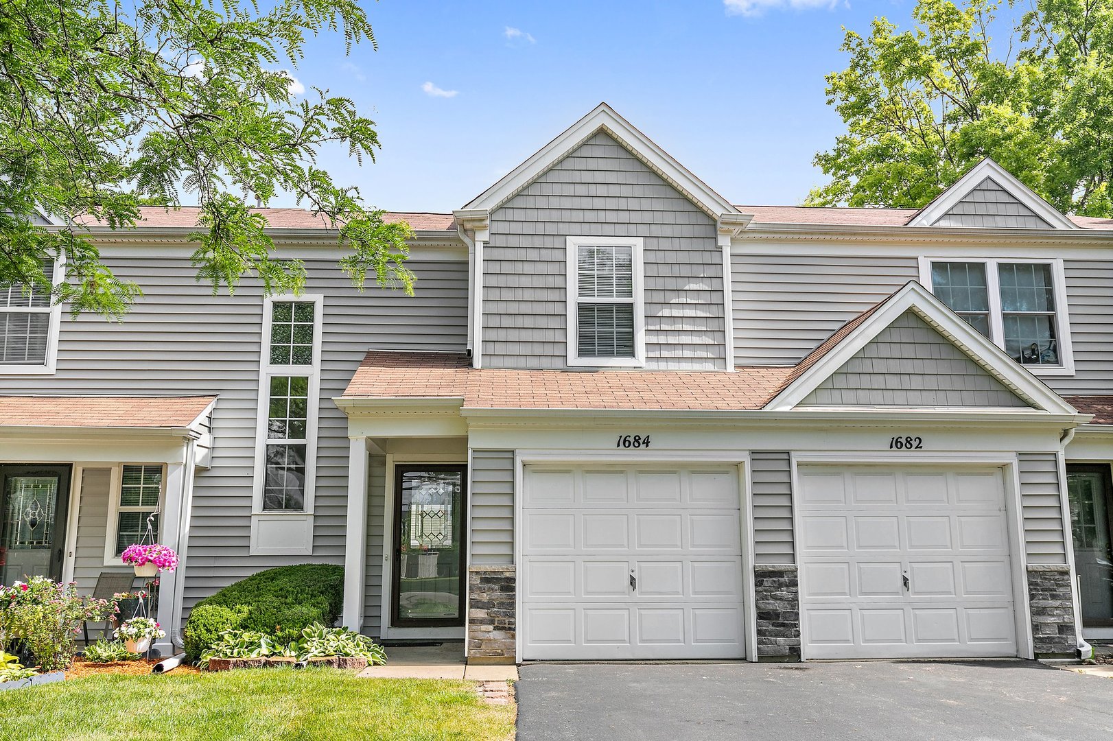1684 College Green Drive, Elgin, IL 60123