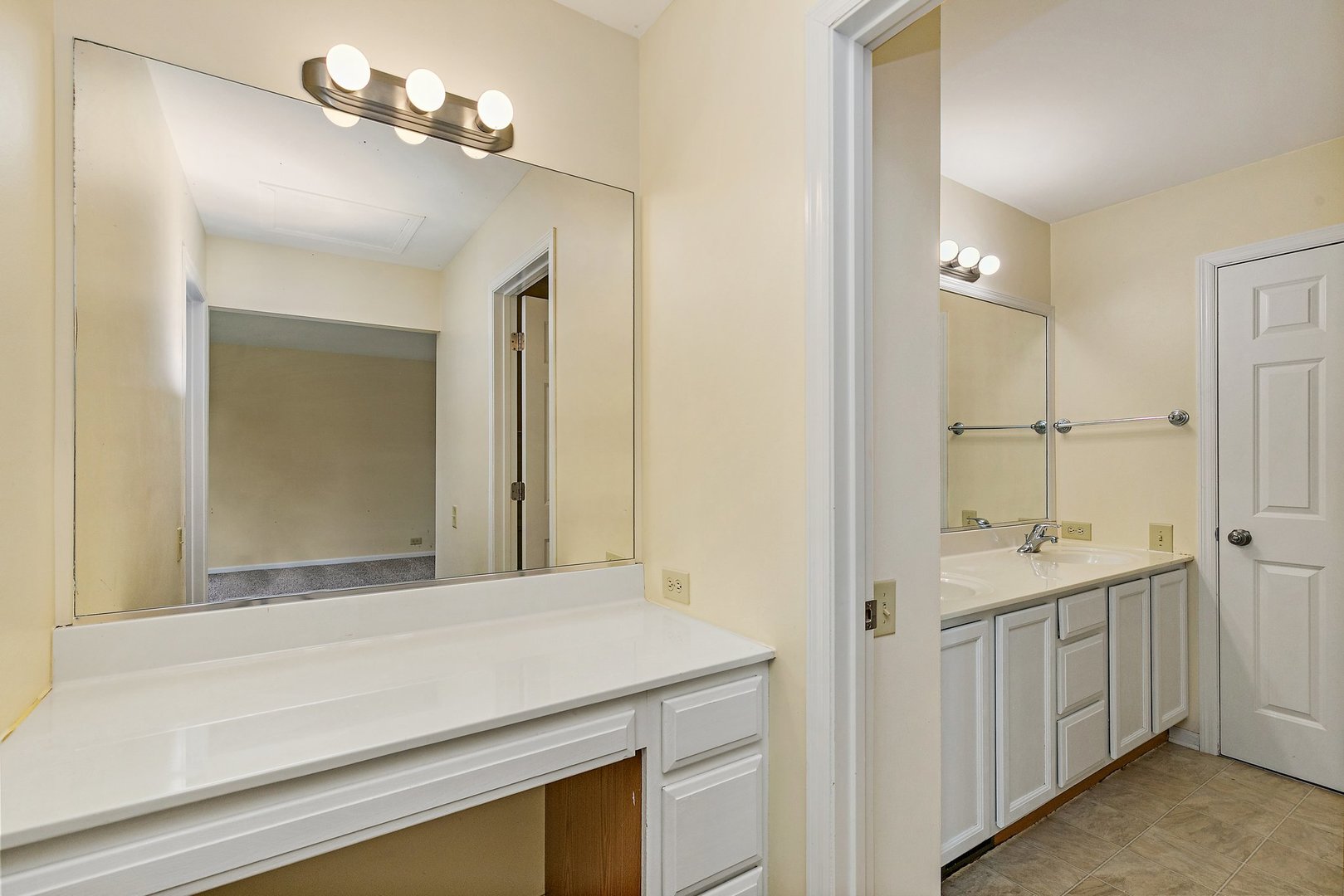 1684 College Green Drive, Elgin, IL 60123
