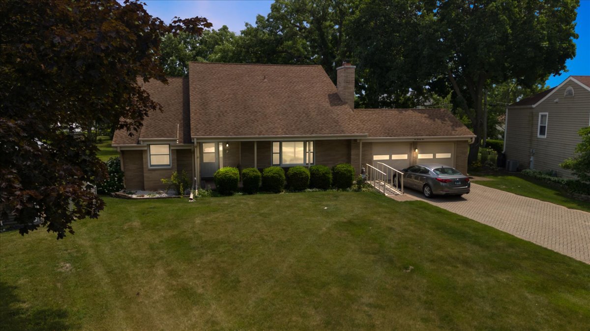 225 Ironwood Drive, Lindenhurst, IL 60046