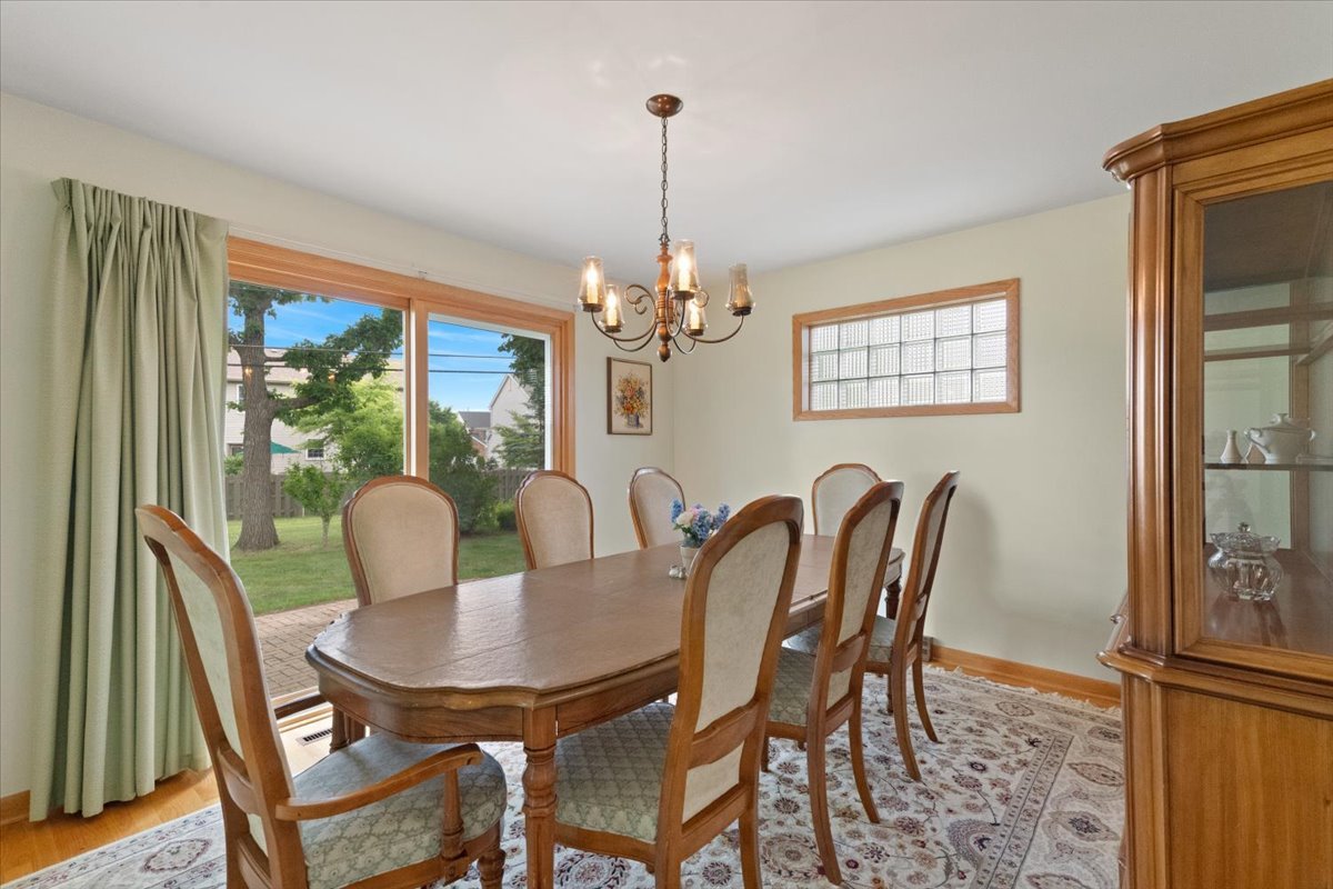 225 Ironwood Drive, Lindenhurst, IL 60046