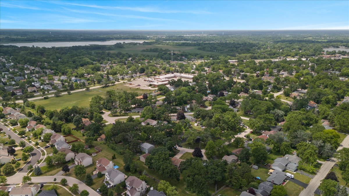 225 Ironwood Drive, Lindenhurst, IL 60046