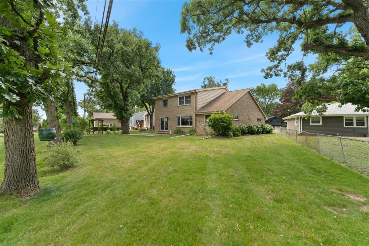 225 Ironwood Drive, Lindenhurst, IL 60046