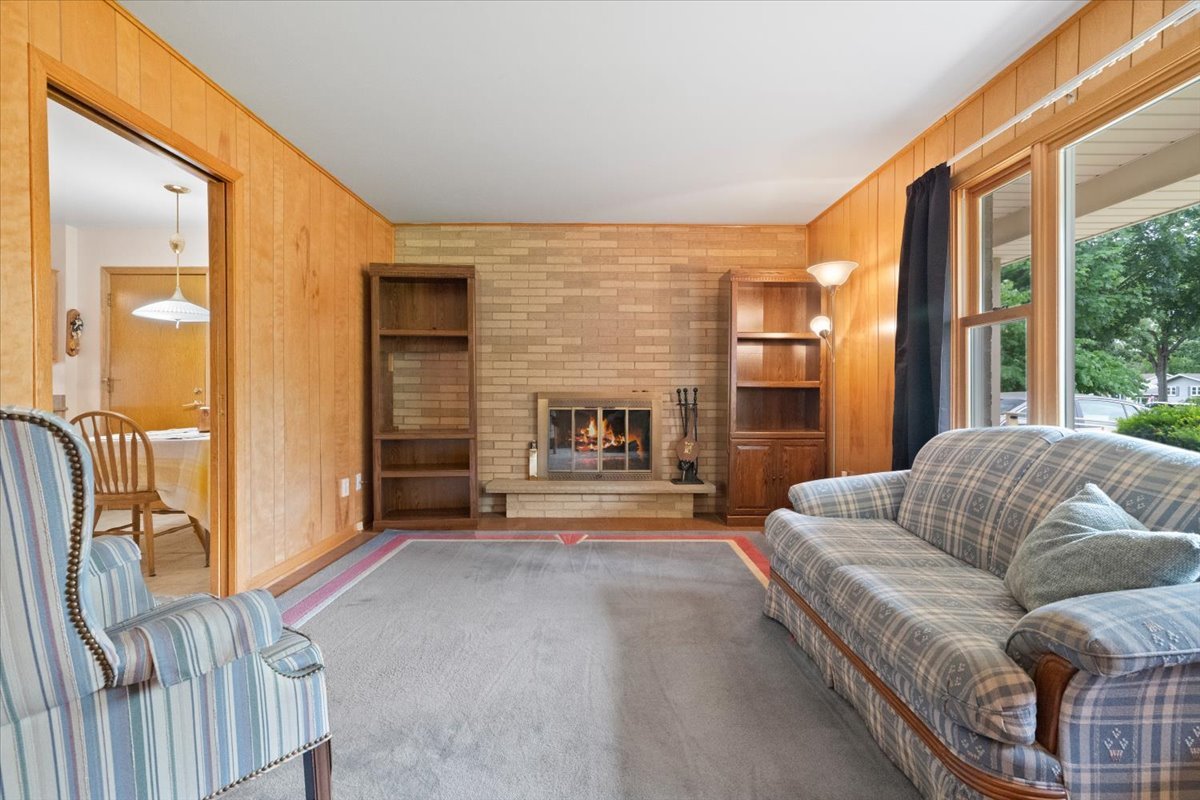 225 Ironwood Drive, Lindenhurst, IL 60046