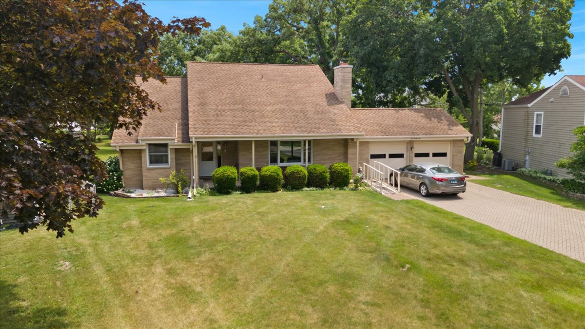 225 Ironwood Drive, Lindenhurst, IL 60046