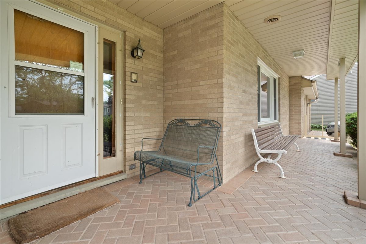 225 Ironwood Drive, Lindenhurst, IL 60046