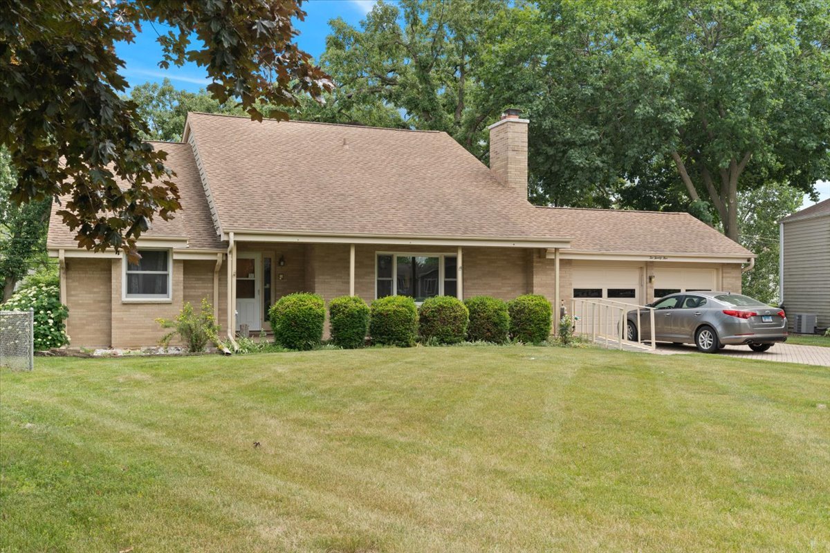 225 Ironwood Drive, Lindenhurst, IL 60046
