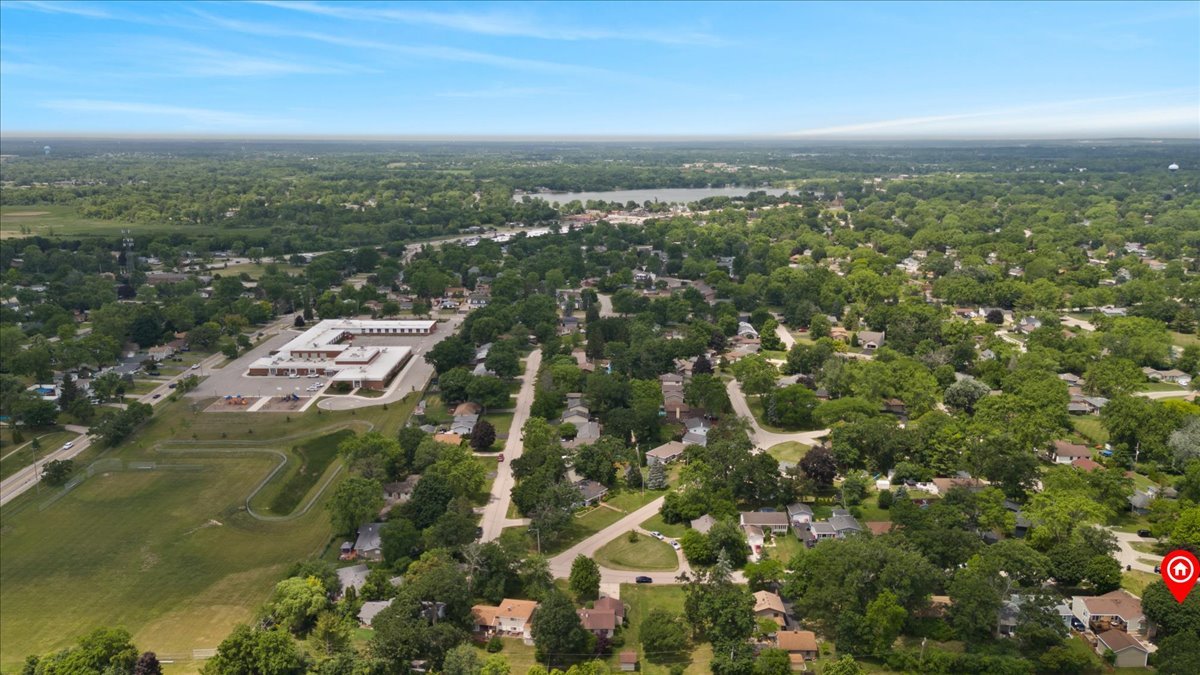 225 Ironwood Drive, Lindenhurst, IL 60046