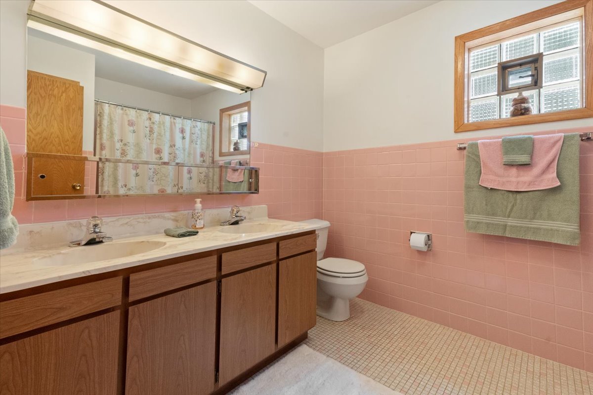 225 Ironwood Drive, Lindenhurst, IL 60046