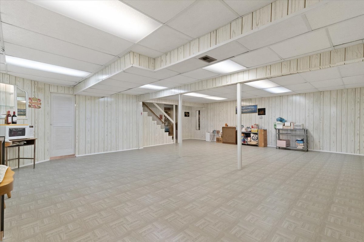 225 Ironwood Drive, Lindenhurst, IL 60046