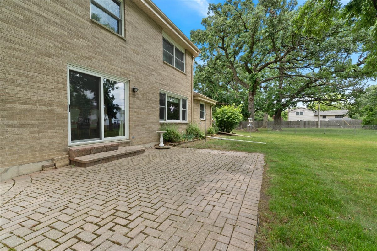 225 Ironwood Drive, Lindenhurst, IL 60046
