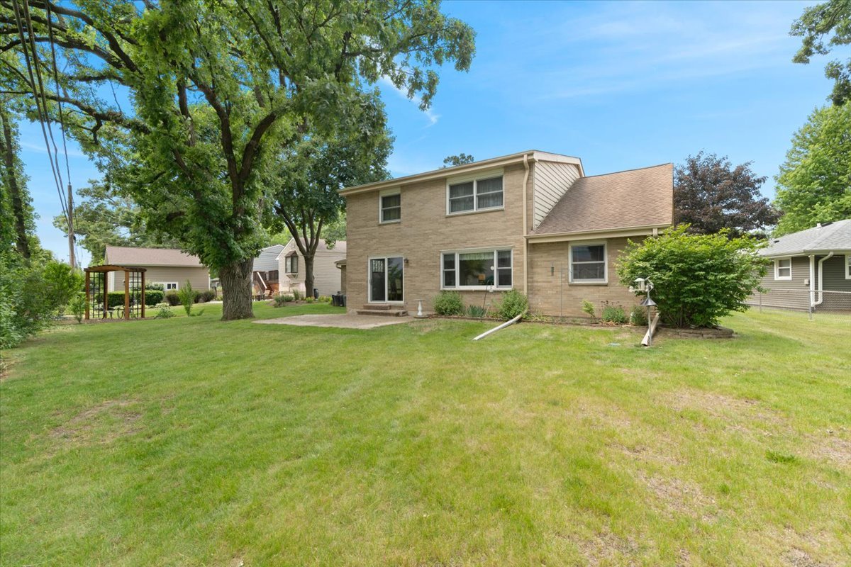 225 Ironwood Drive, Lindenhurst, IL 60046