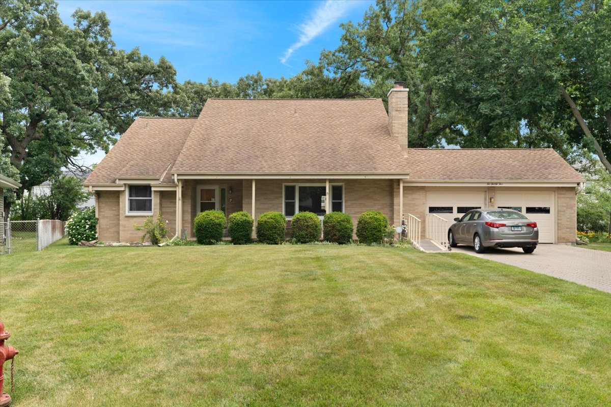 225 Ironwood Drive, Lindenhurst, IL 60046