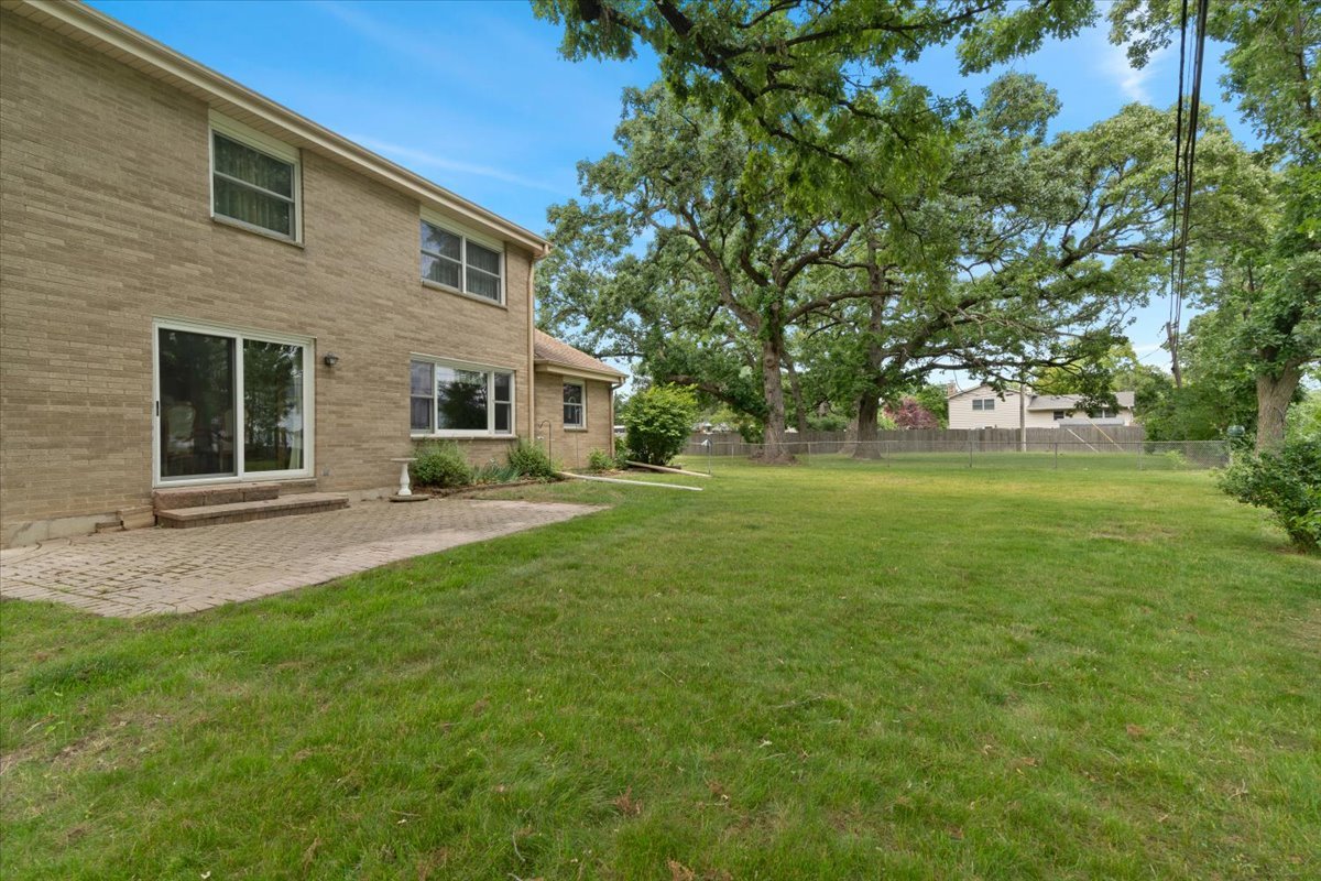 225 Ironwood Drive, Lindenhurst, IL 60046