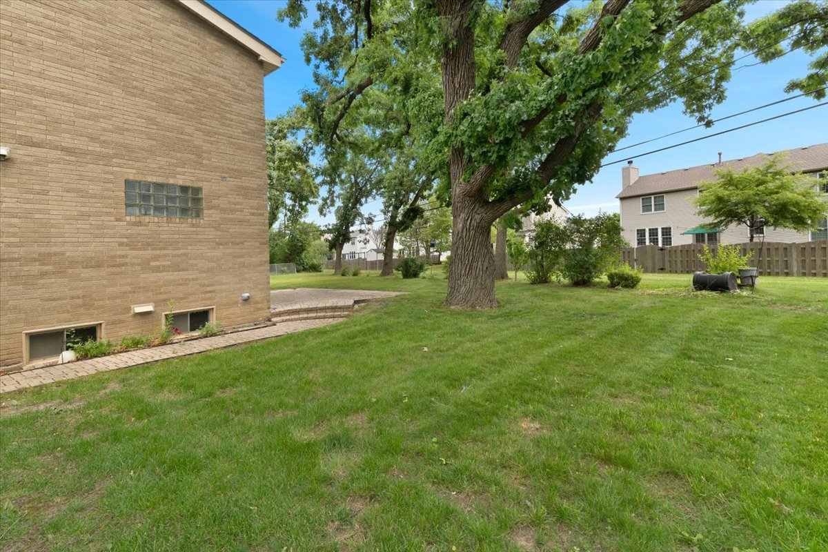 225 Ironwood Drive, Lindenhurst, IL 60046
