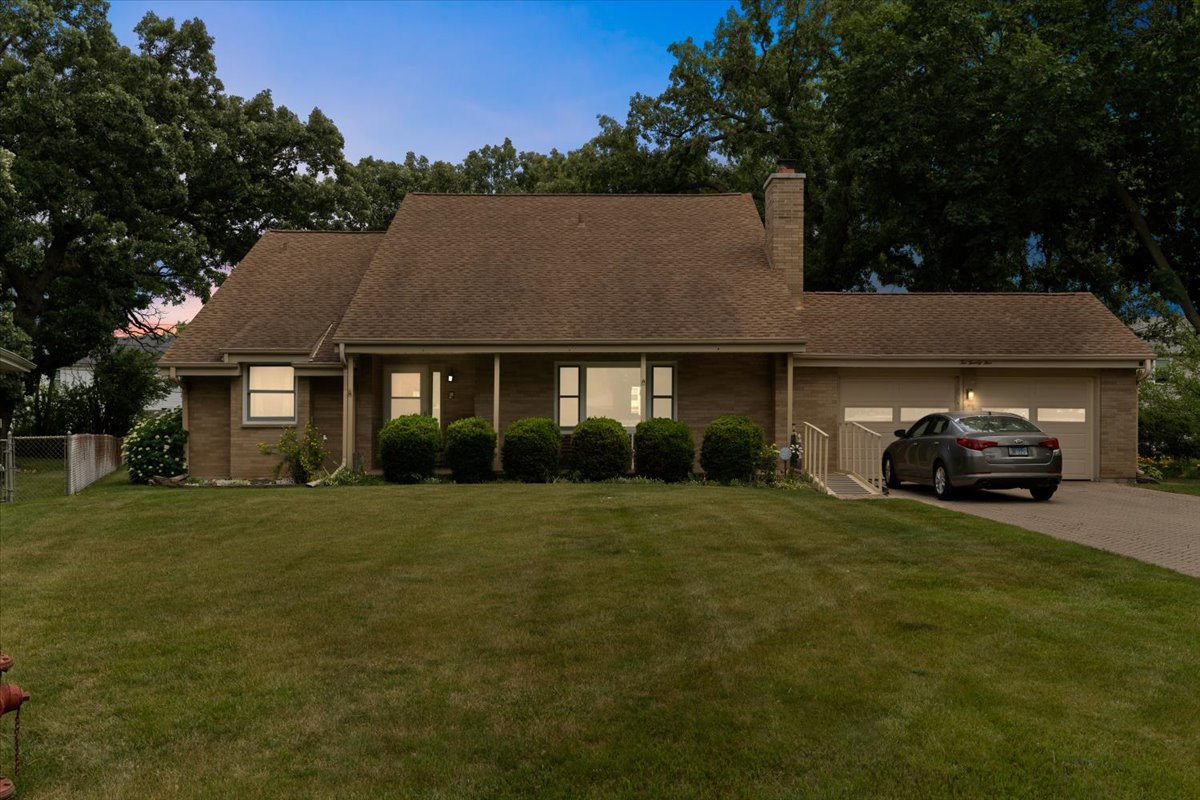 225 Ironwood Drive, Lindenhurst, IL 60046