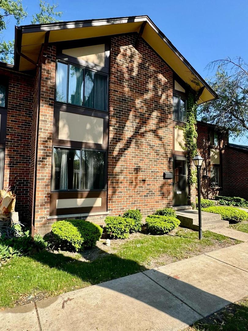 1 S 215 Stratford Lane, Villa Park, IL 60181