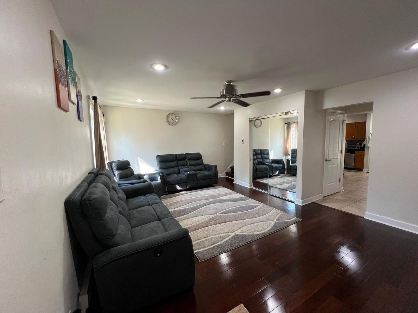 1 S 215 Stratford Lane, Villa Park, IL 60181