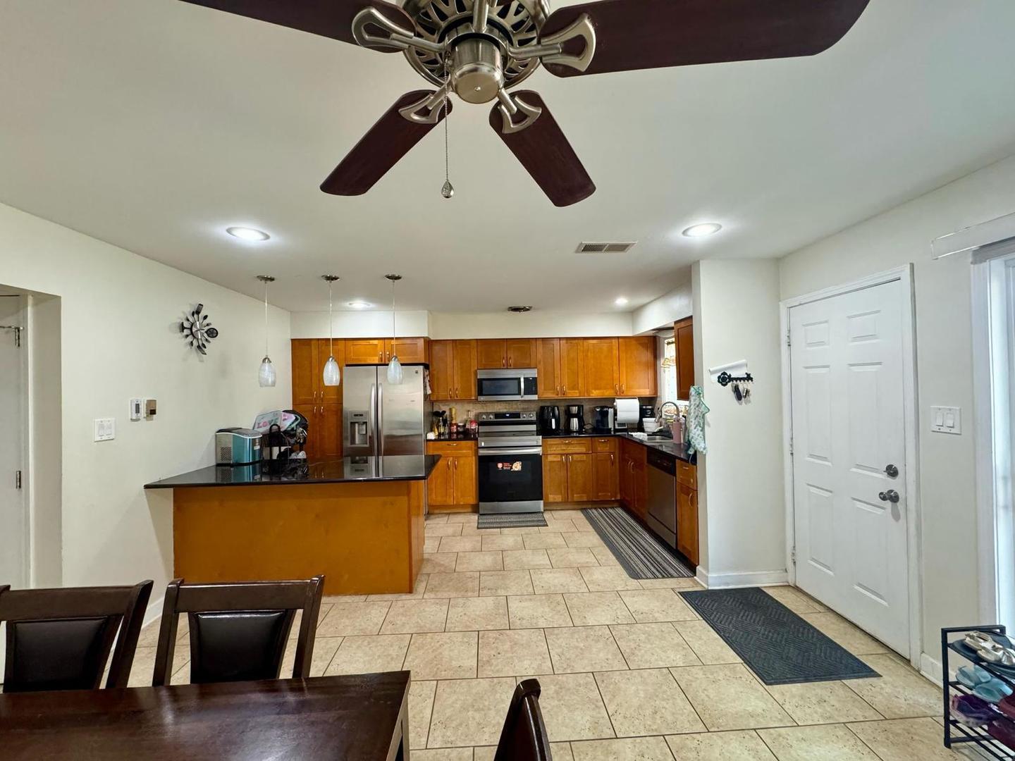 1 S 215 Stratford Lane, Villa Park, IL 60181