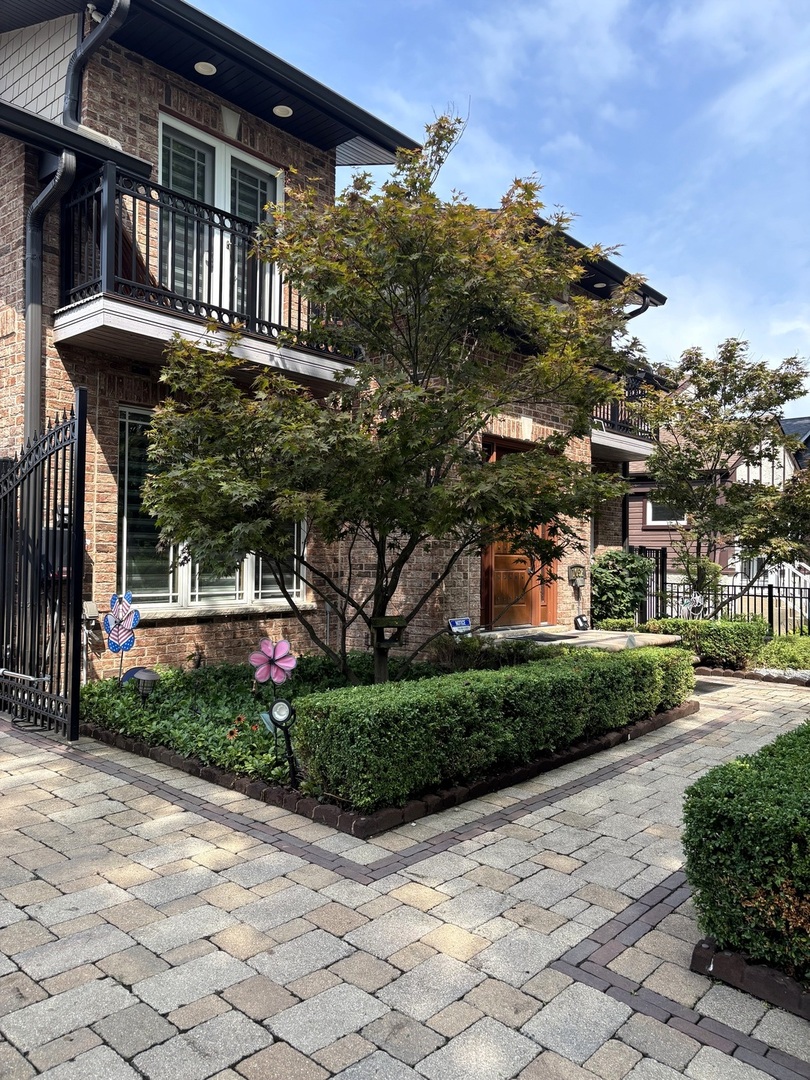 1052 Margret Street, Des Plaines, IL 60016