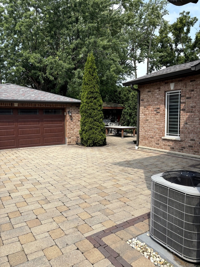 1052 Margret Street, Des Plaines, IL 60016