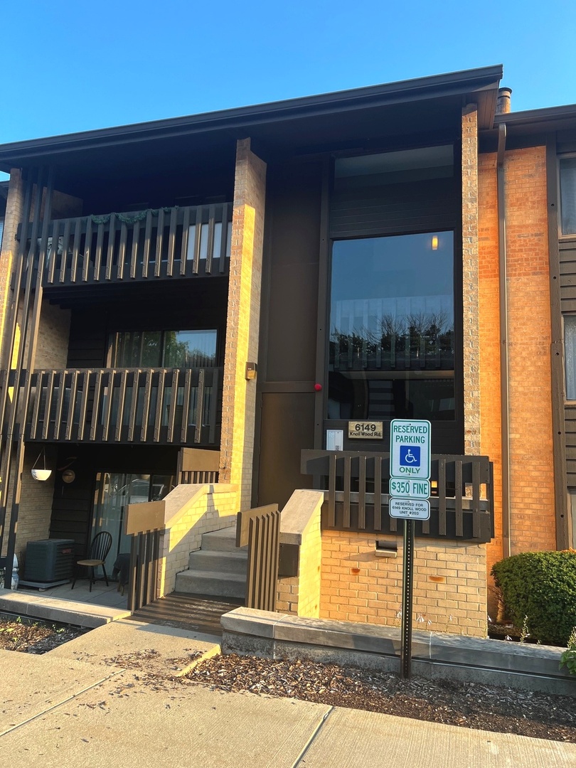 6149 Knoll Wood Court #104, Willowbrook, IL 60527