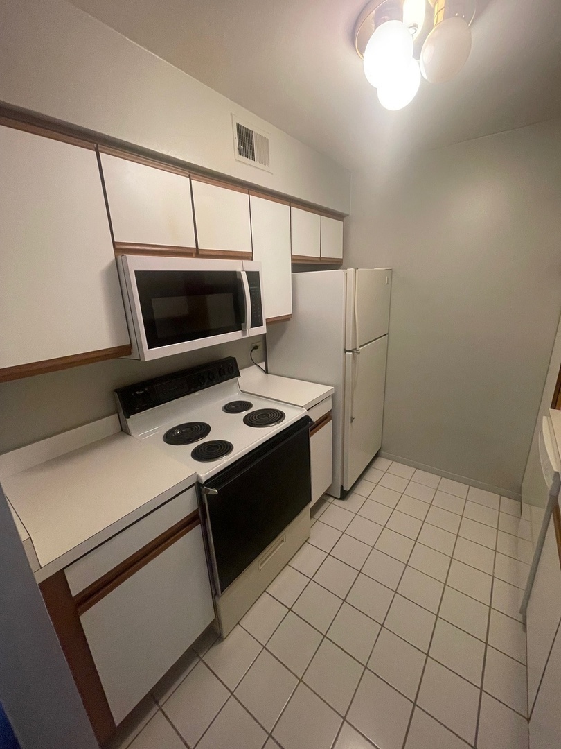 6149 Knoll Wood Court #104, Willowbrook, IL 60527