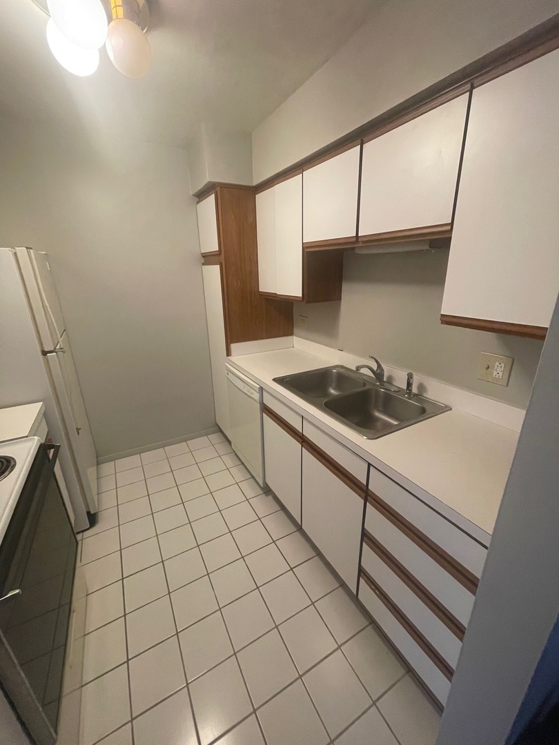 6149 Knoll Wood Court #104, Willowbrook, IL 60527