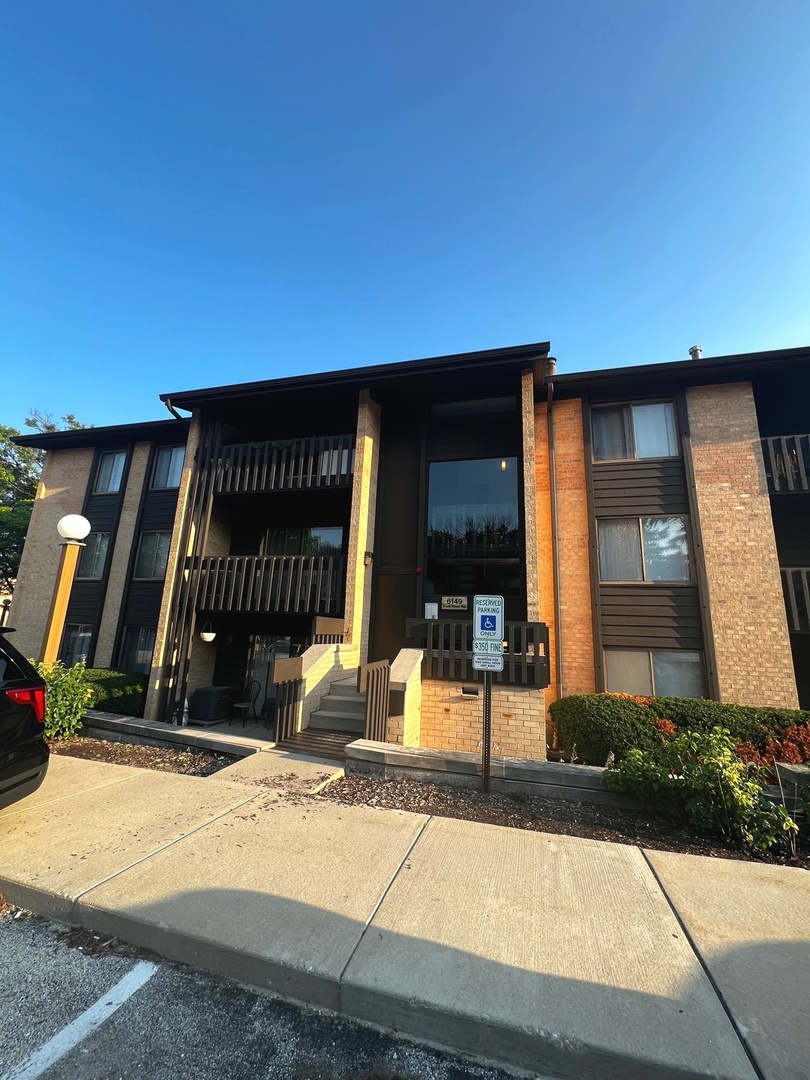 6149 Knoll Wood Court #104, Willowbrook, IL 60527