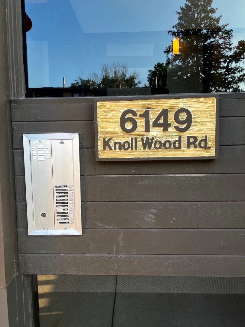 6149 Knoll Wood Court #104, Willowbrook, IL 60527