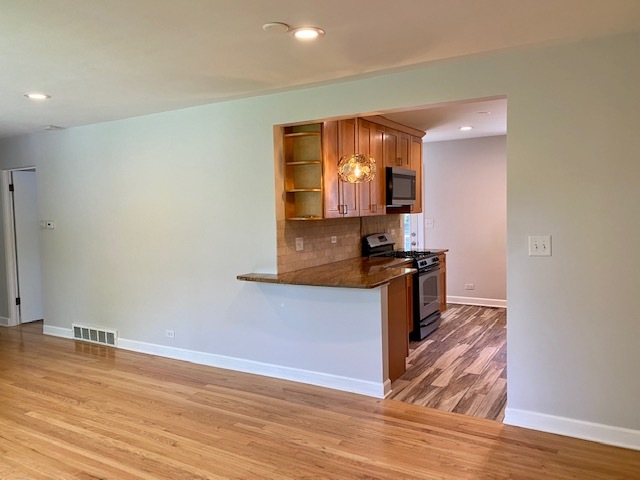 587 Wilshire Avenue, Glen Ellyn, IL 60137