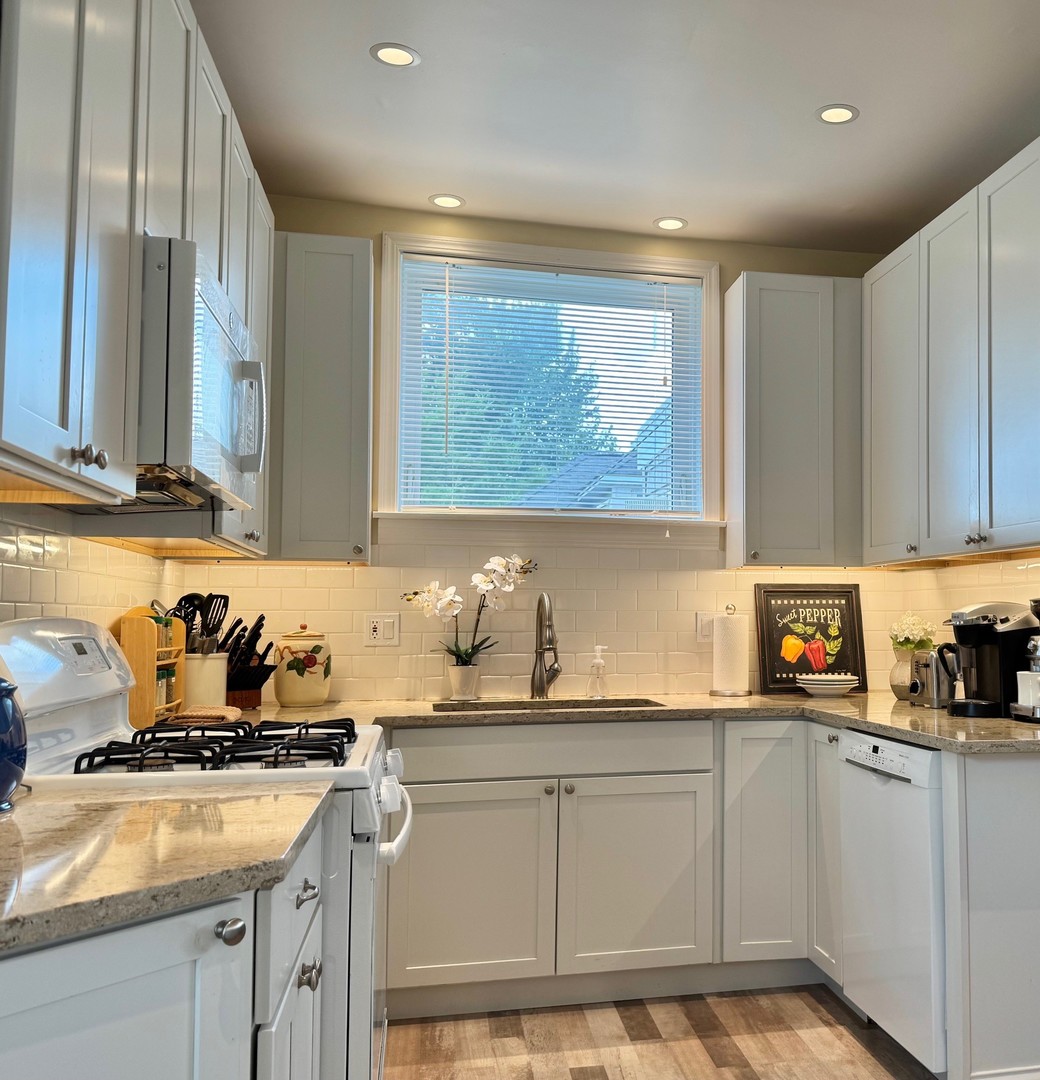 940 W Grant Drive, Des Plaines, IL 60016