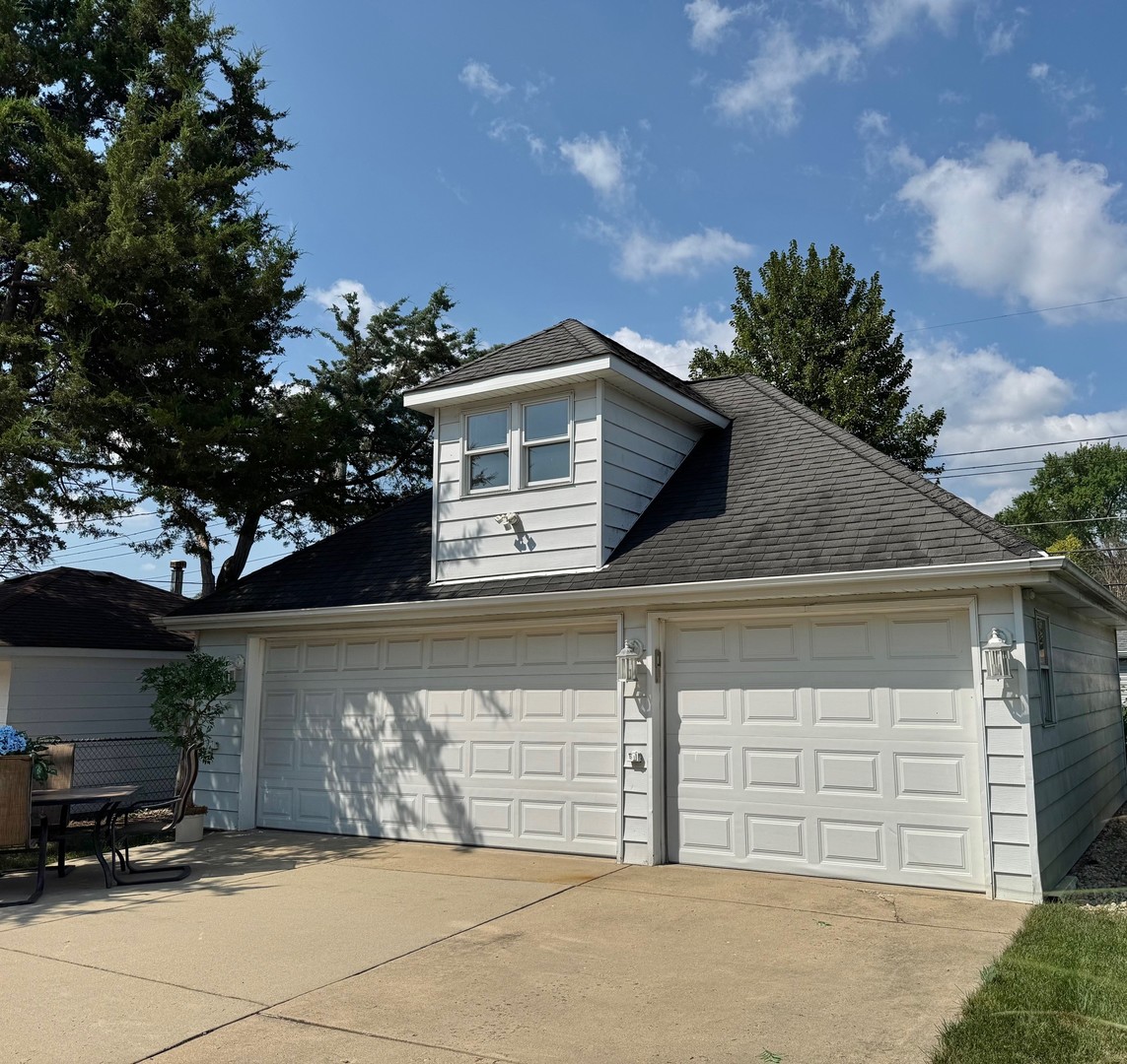 940 W Grant Drive, Des Plaines, IL 60016