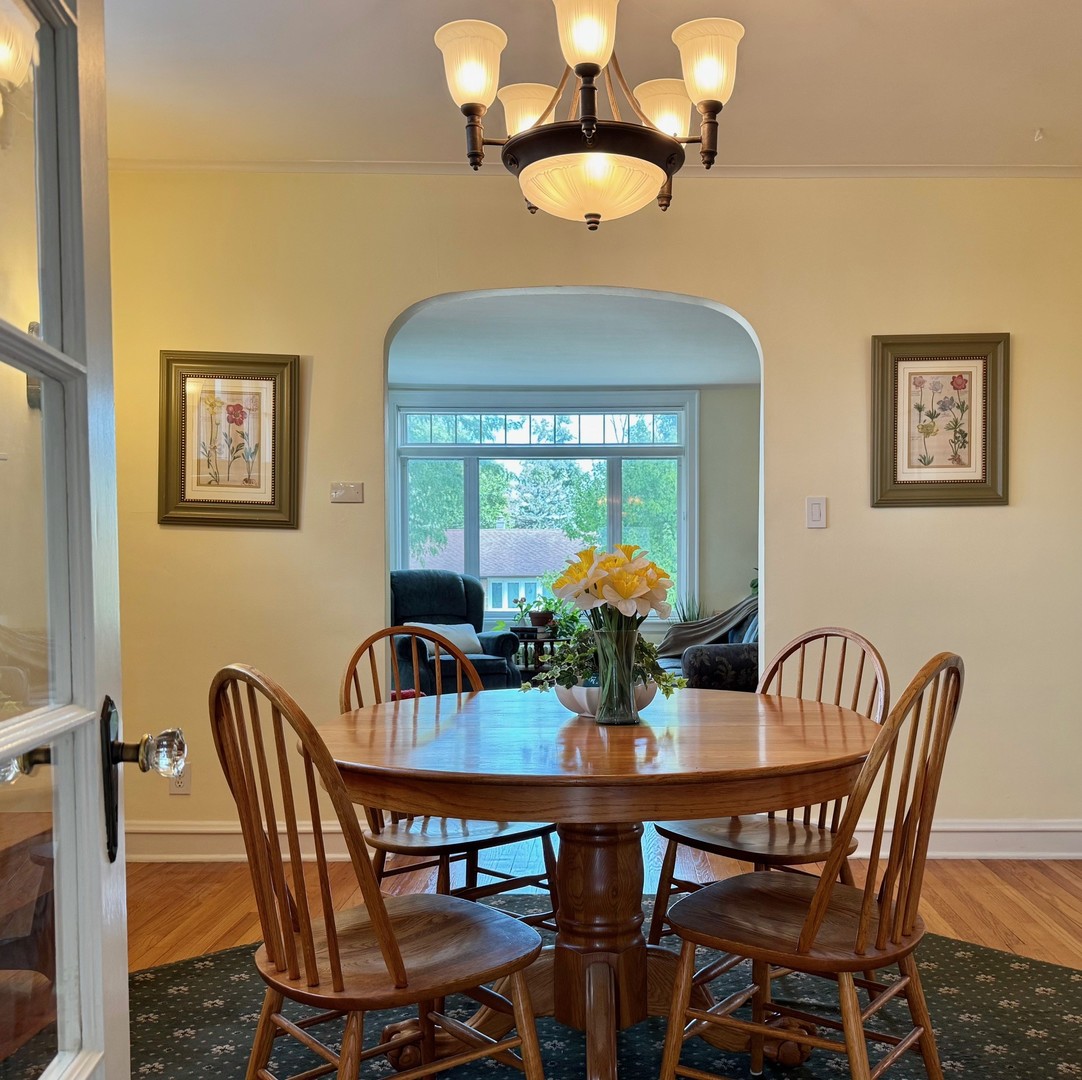 940 W Grant Drive, Des Plaines, IL 60016