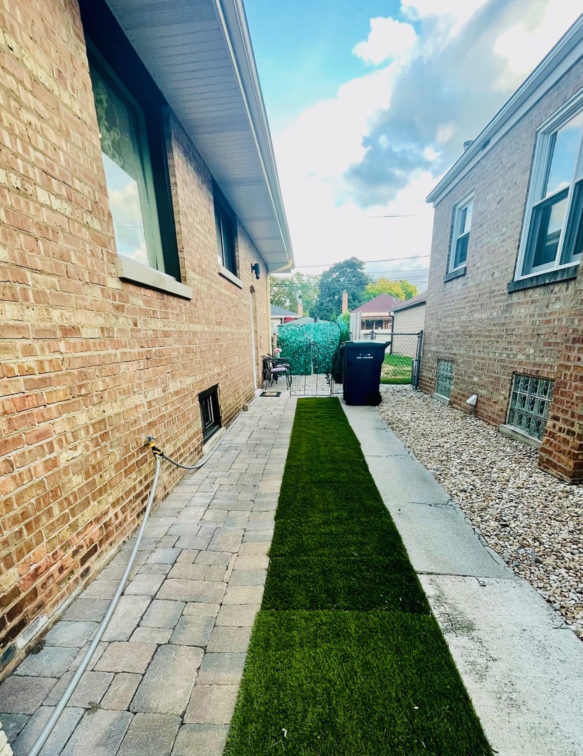 9321 S Avers Avenue, Evergreen Park, IL 60805