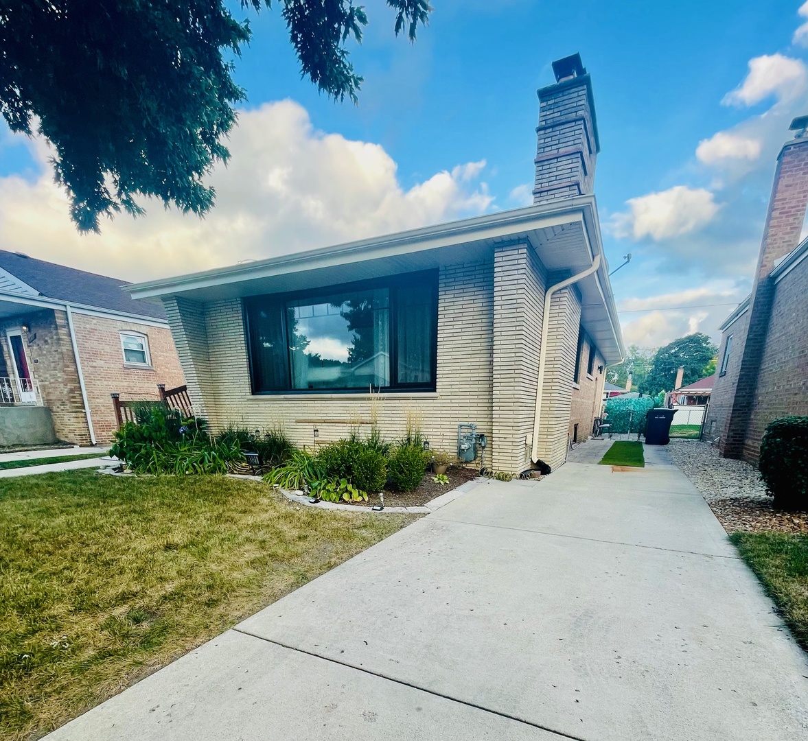 9321 S Avers Avenue, Evergreen Park, IL 60805