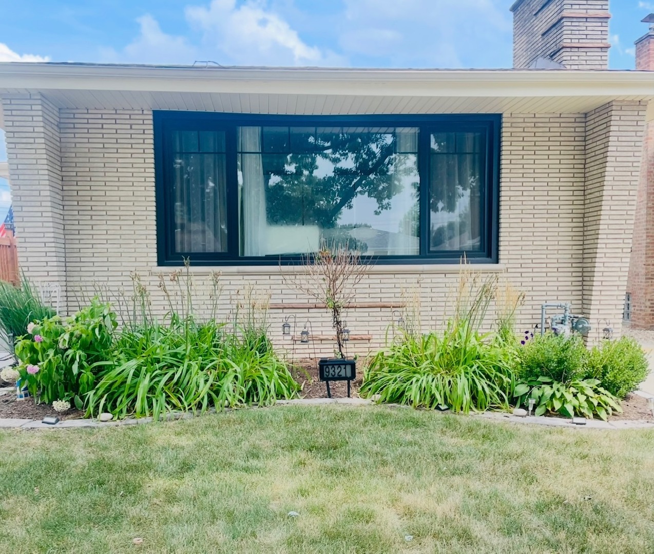 9321 S Avers Avenue, Evergreen Park, IL 60805