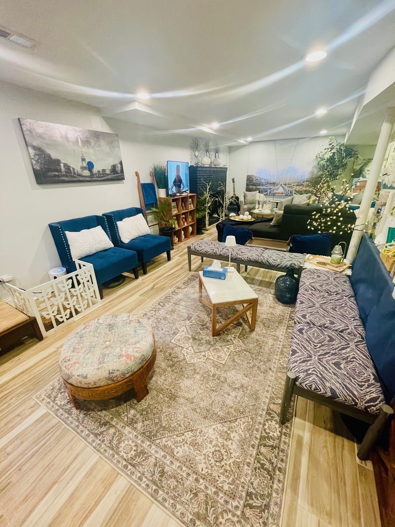 9321 S Avers Avenue, Evergreen Park, IL 60805