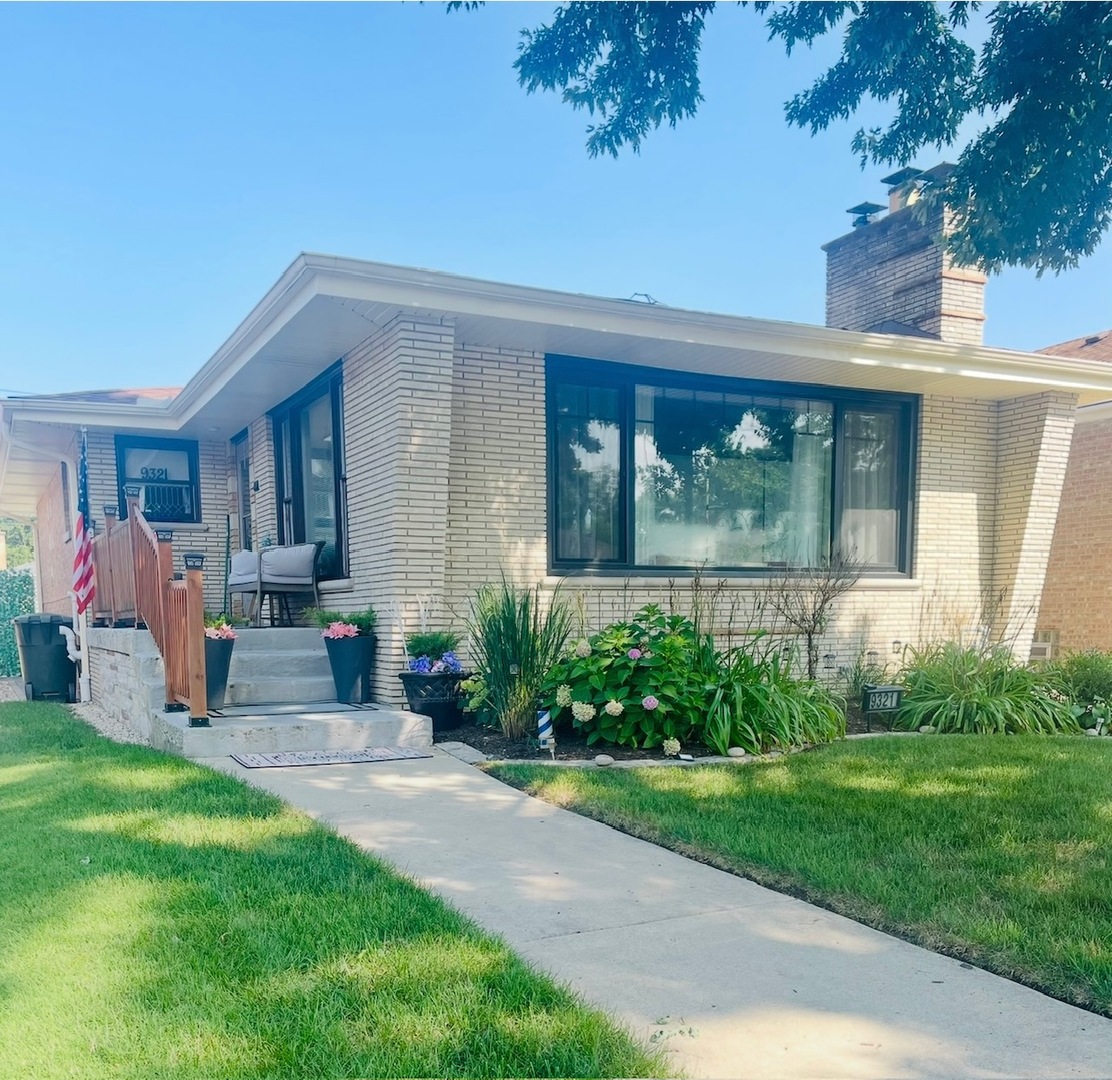 9321 S Avers Avenue, Evergreen Park, IL 60805