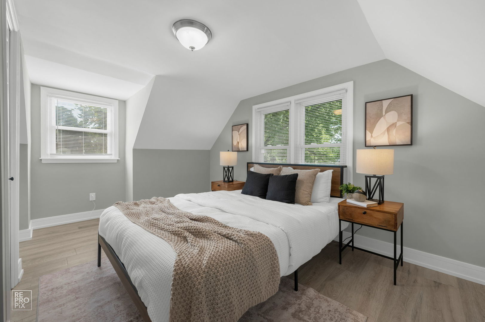 157 N EMERALD Avenue, Mundelein, IL 60060