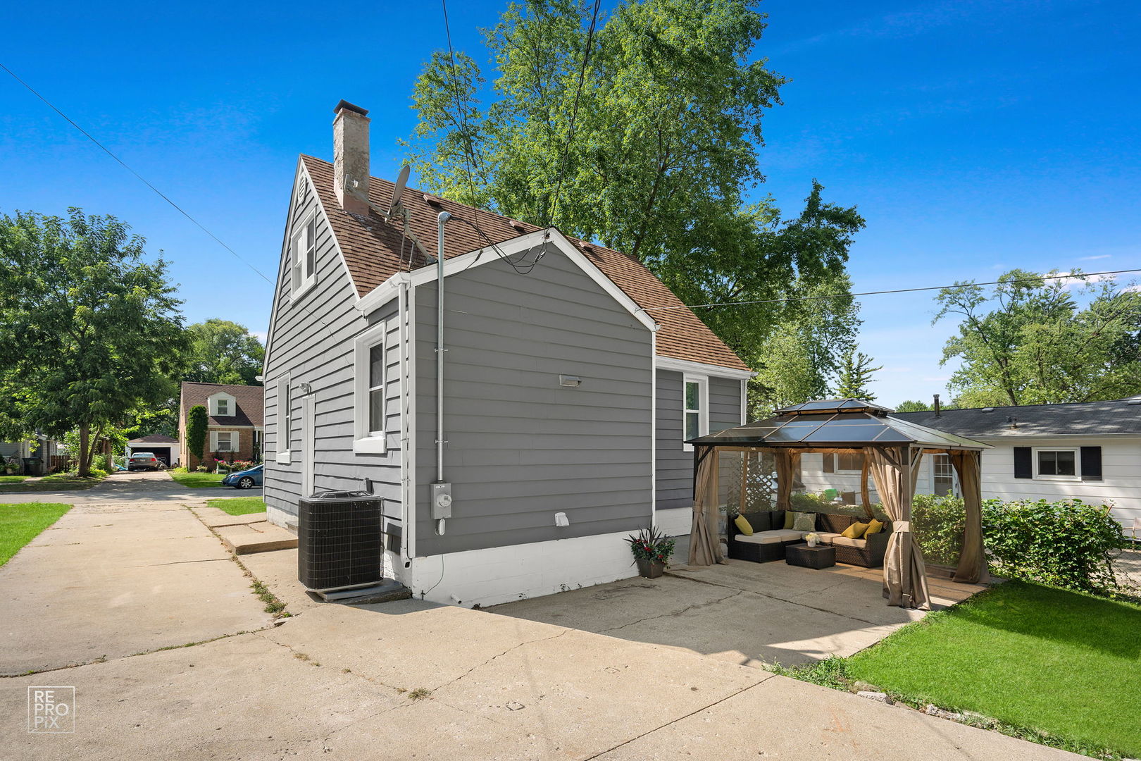 157 N EMERALD Avenue, Mundelein, IL 60060
