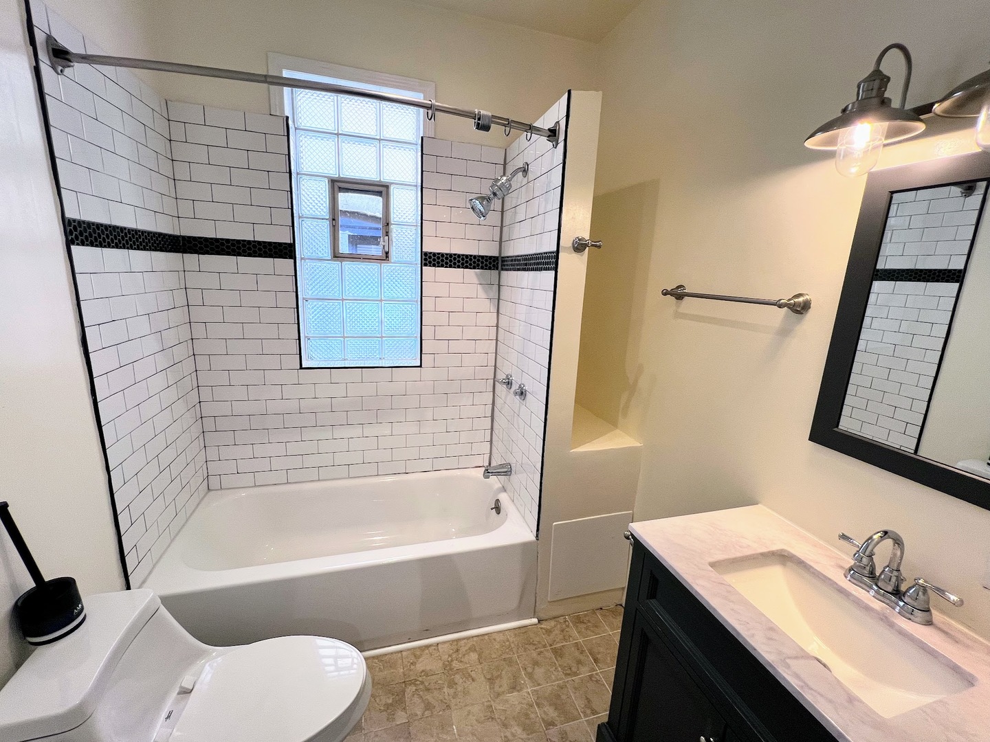 2062 N Damen Avenue #2, Chicago, IL 60647