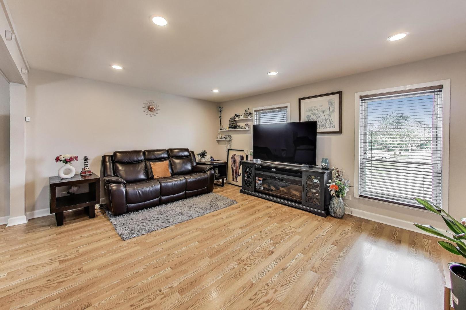 2067 Kettering Road, Hoffman Estates, IL 60169