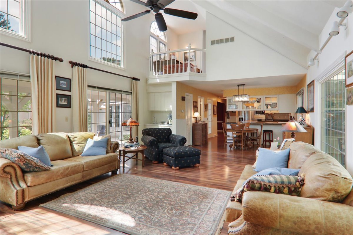 17 Sunset Road, Bloomington, IL 61701