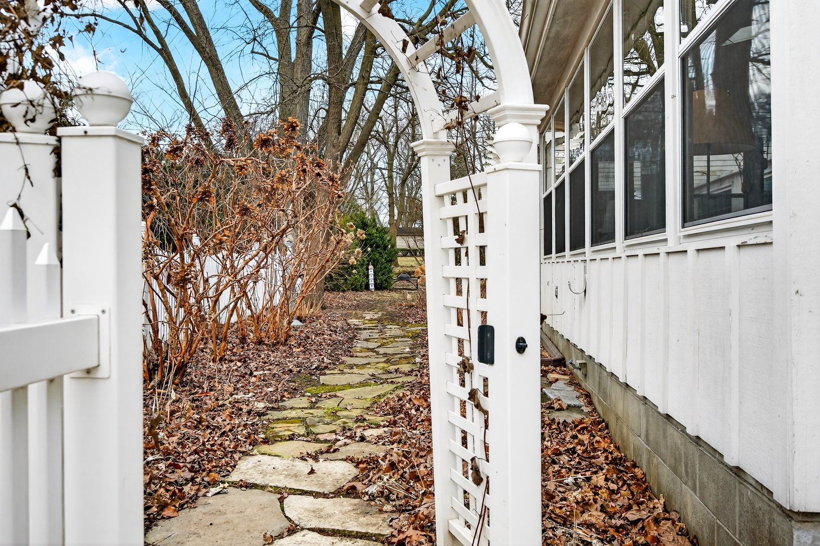 17 Sunset Road, Bloomington, IL 61701